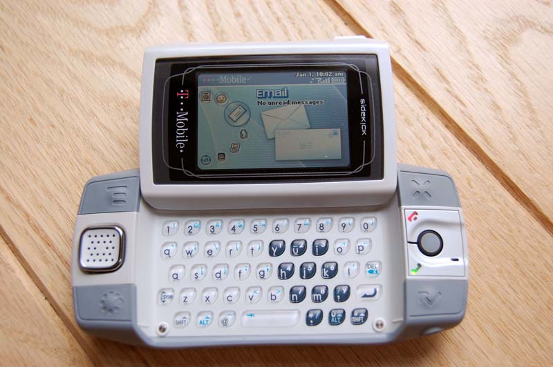 Illustration for article titled Unboxed: Our Shots of the Sidekick iD